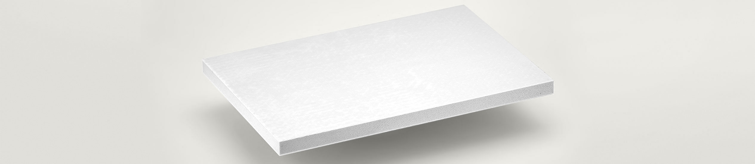 El Clearpet es un panel sándwich con núcleo de espuma de PVC y chapas en fibra de vidrio impregnada con resina epoxi.