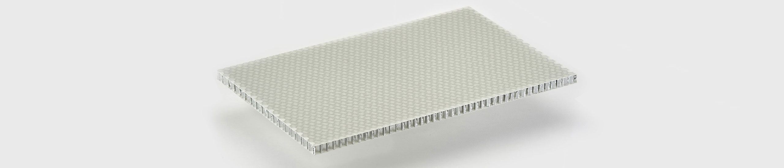 El ALUSTEP ® 300 Light es un panel sándwich en nido de abeja de aluminio  y cobertura de fibra de vidrio impregnada de resina epoxi.