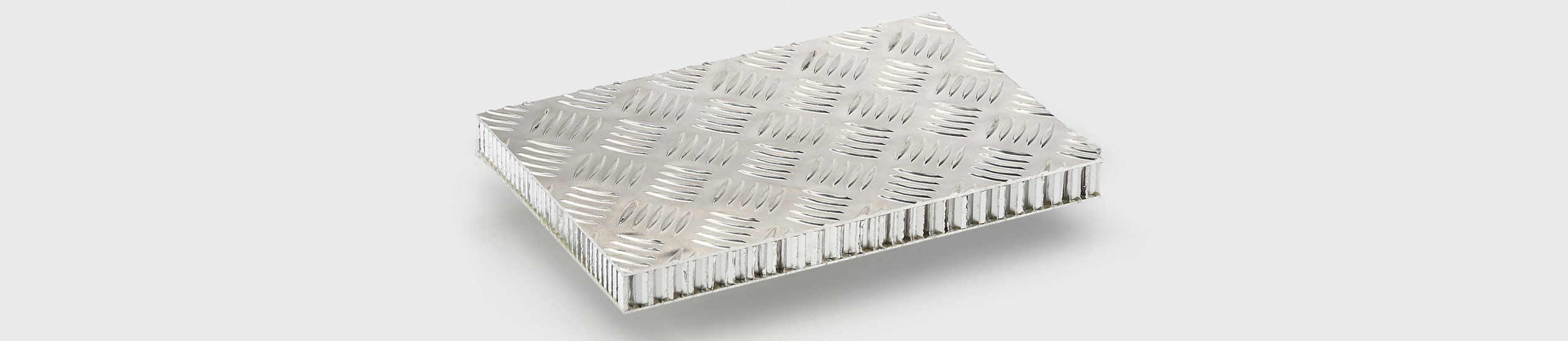 COMPOCEL® FLOOR ALU-RIS, ALU-MAN​ son paneles con una chapa de aluminio tipo damero o arroz de grano (espesor de 2 mm) y una chapa en lámina bruta