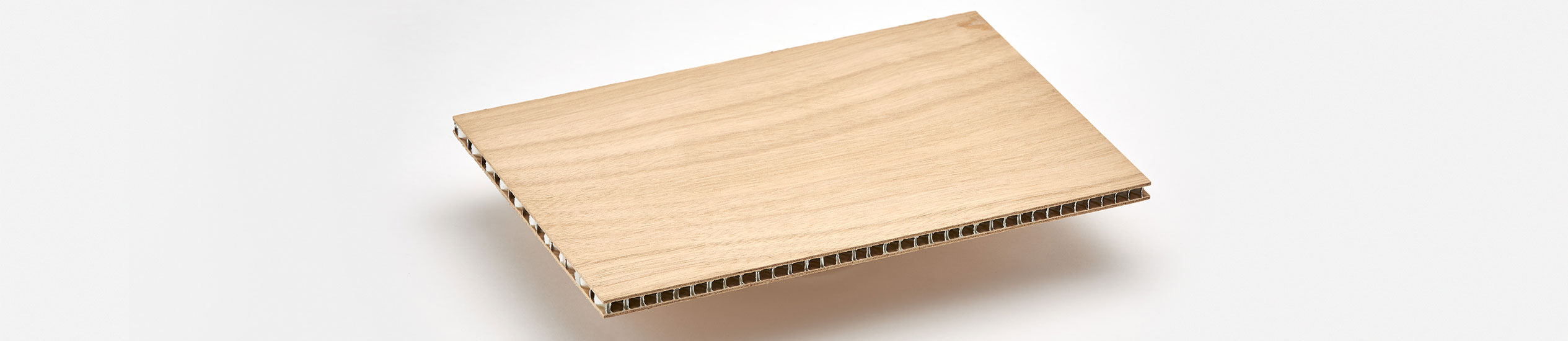 El COMPOCEL® W es un panel sándwich en nido de abeja de aluminio y chapas de contrachapado marino.